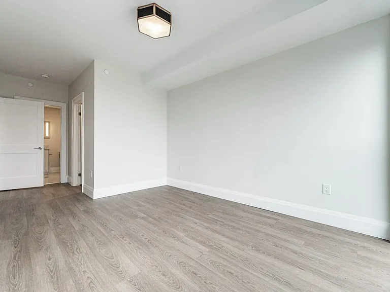 460 Columbia St W — Photo 92