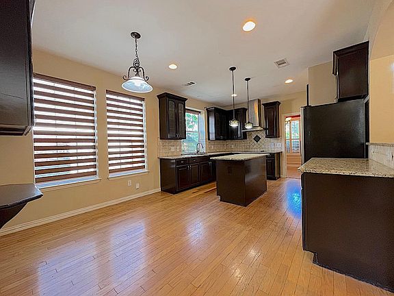 3rd image of 3633 Salford Dr