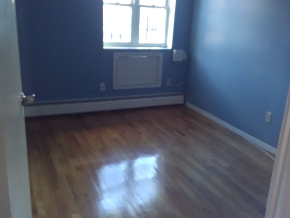 1st image of 916 E 217th St APT 3