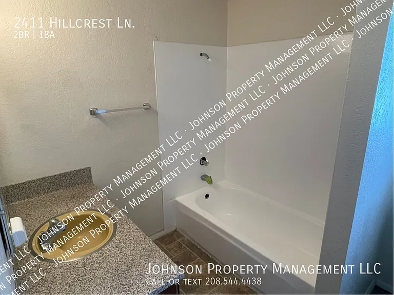 2411 Hillcrest Ln — Photo 9