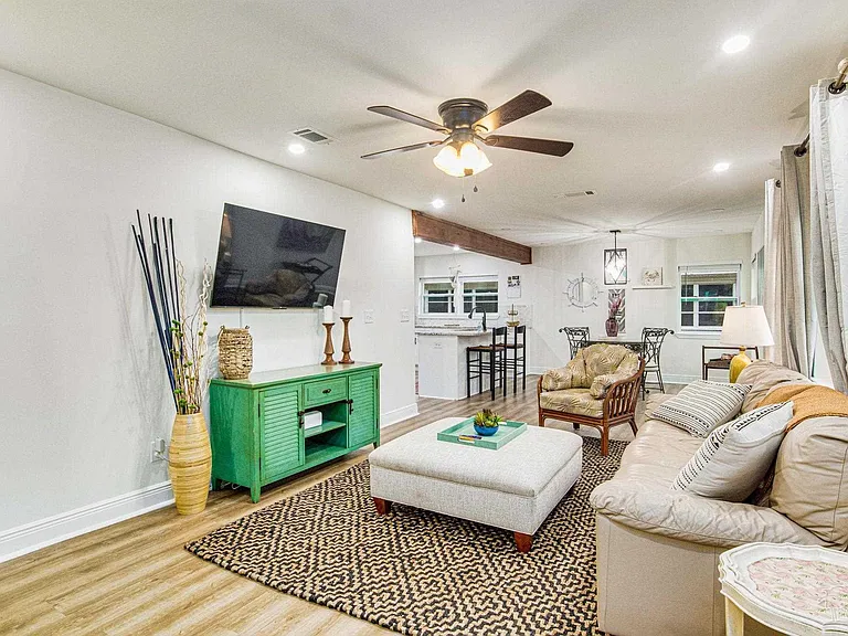 814 W Gonzalez St — Photo 29