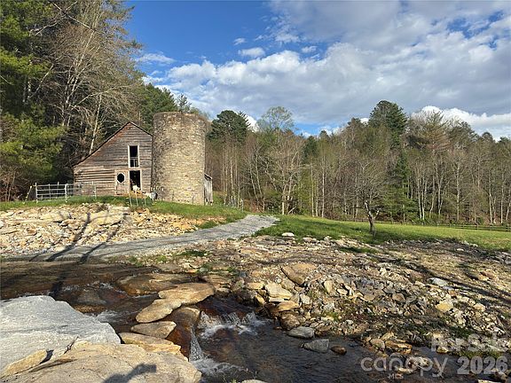 2nd image of 1422 Middle Fork Rd