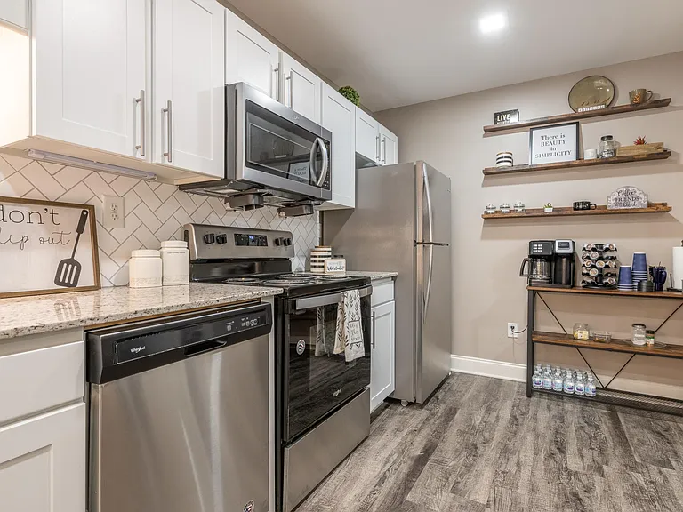 Doral Apartments — Photo 39