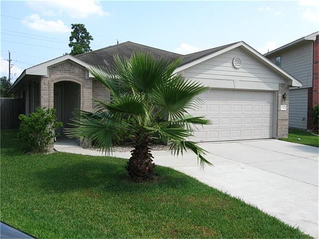 This home has 1,801 SF and sits on a pie shape CDS lot of 7,249 SF.