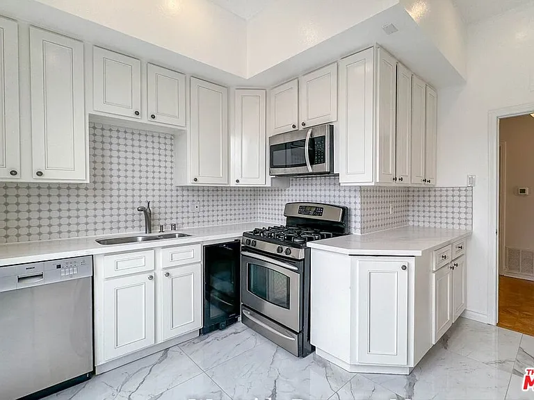 911 5th St #202 — Photo 9