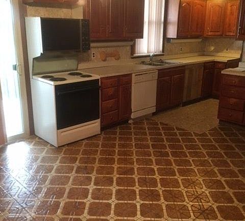 Kitchen with ample room for 6 seater table