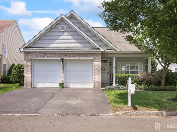 4 Holly Manor Ct, Helmetta, NJ 08828