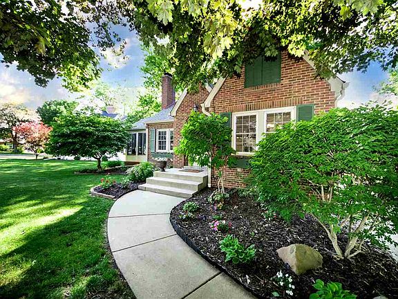 3rd image of 3805 N Avalon Pl