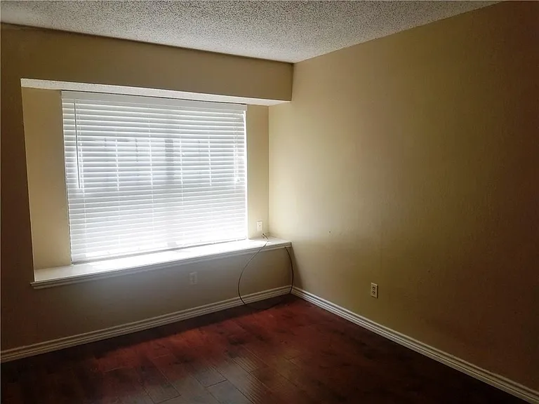 2425 Inverness Dr — Photo 9