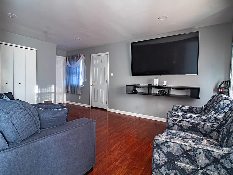 19 Herbert Dr — Photo 7