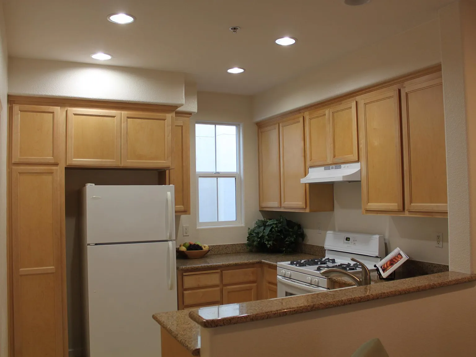 2 bed, 2.5 bath, 1038 sqft, $3,650 — Photo 2
