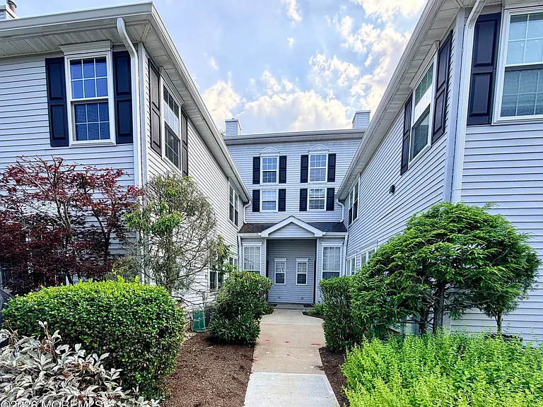 743 Banyan Ct — Photo 2