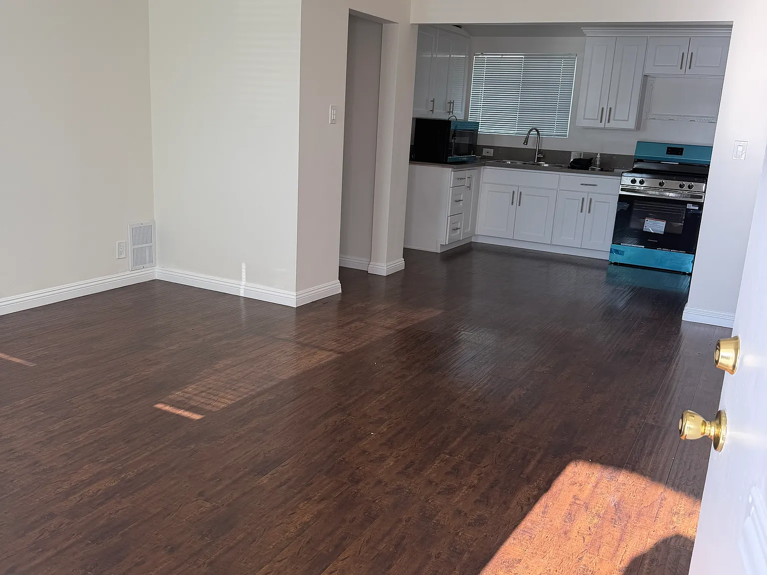 2 bed, 1100 sqft, $3,000 — Photo 3