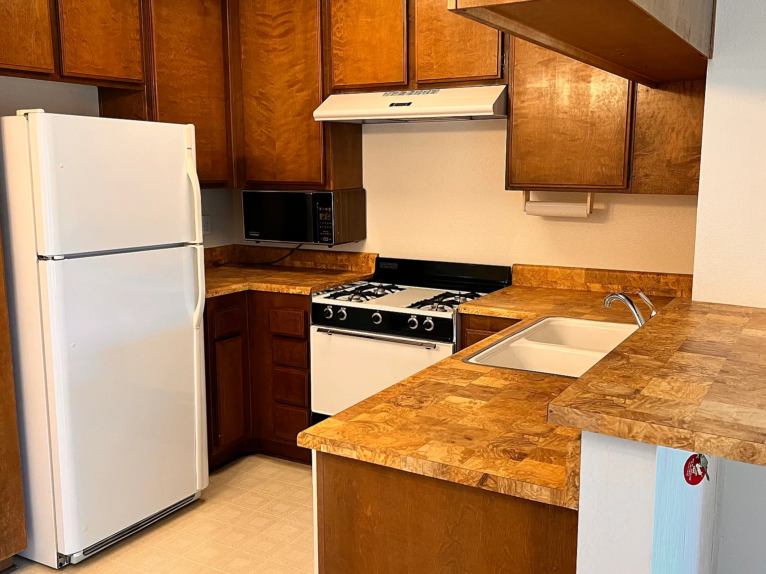 2 bed, 820 sqft, $2,300 — Photo 2