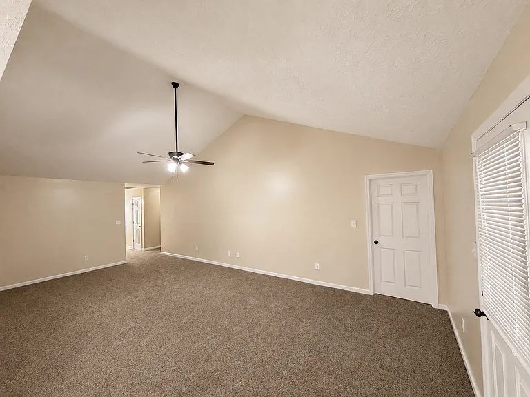 220 Hayden Ave — Photo 2