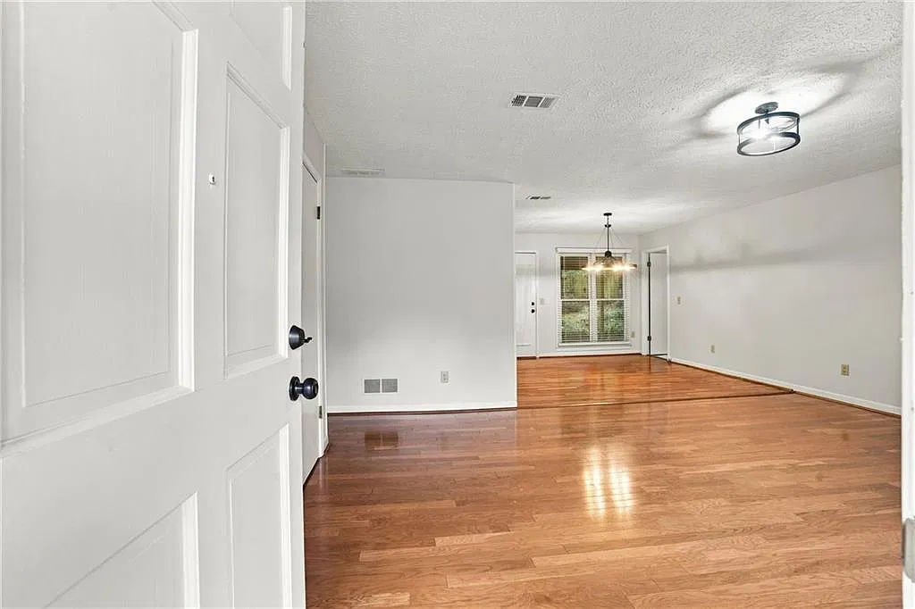 4 bed, 2.0 bath, 1456 sqft, $2,300 — Photo 4