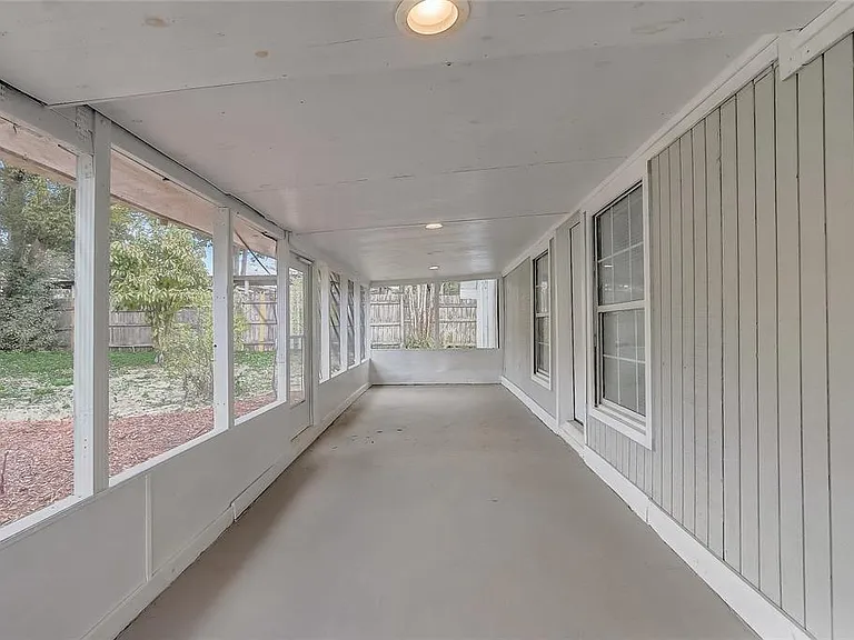 1129 NE 12th St — Photo 31