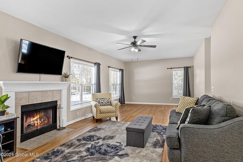 4th image of 9 Evergreen Drive