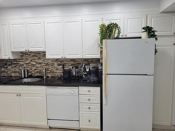 4th image of 19370 Collins Avenue #623