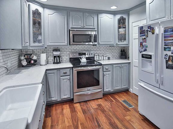 3rd image of 7 Provence Dr