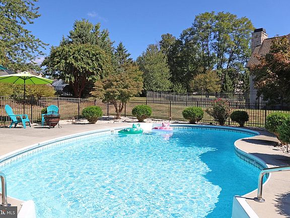 3rd image of 4 Bayberry Rd