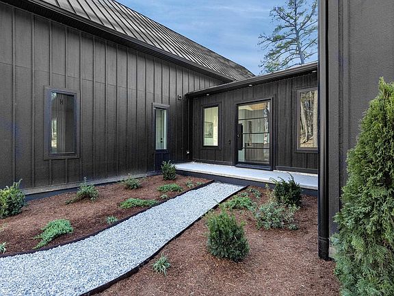 3rd image of 2670 Tannenbaum Rd