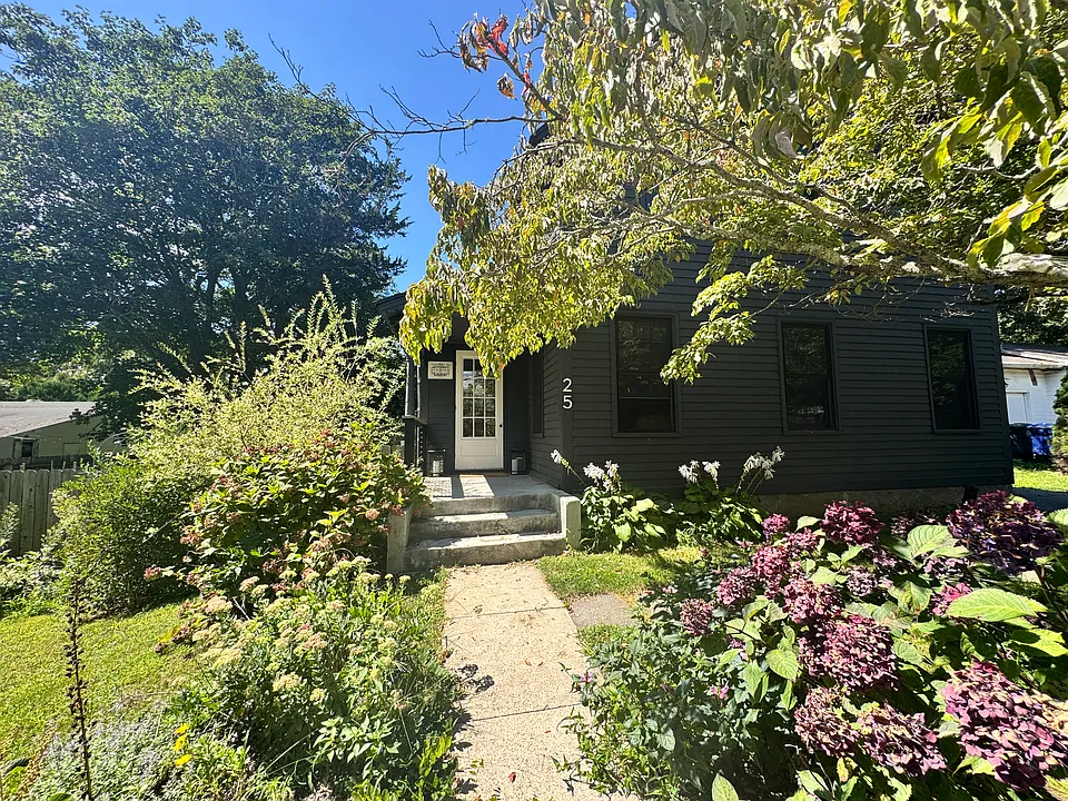 25 Pequot Ave