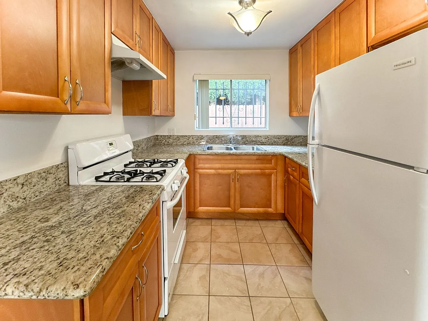 Prime Santa Monica Neighborhood | First Floor 1BD+1BA With sunny Private Patio — Photo 4