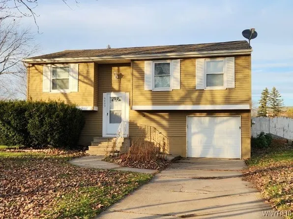 6603 Royal Pkwy S, Lockport, NY 14094