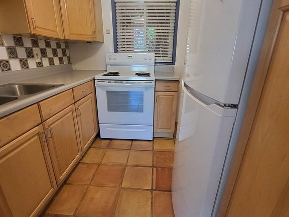 kitchen with electric stove/oven