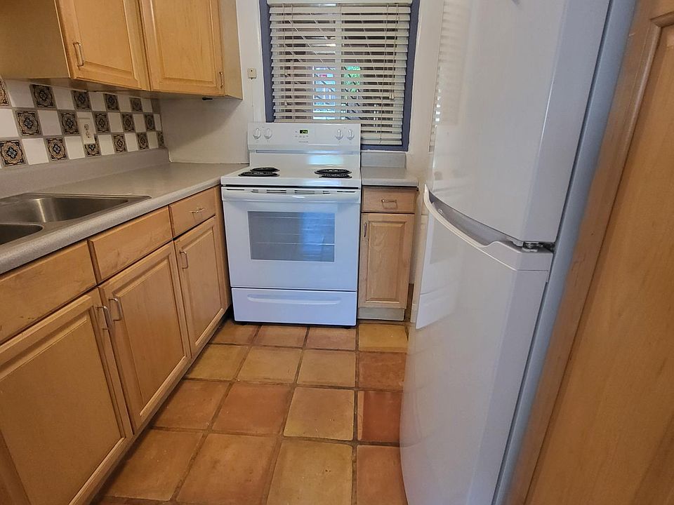 kitchen with electric stove/oven