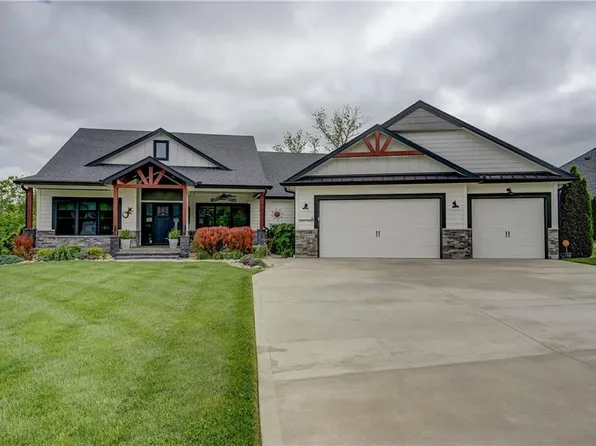 4 Black Hawk Dr, Lake Winnebago, MO 64034