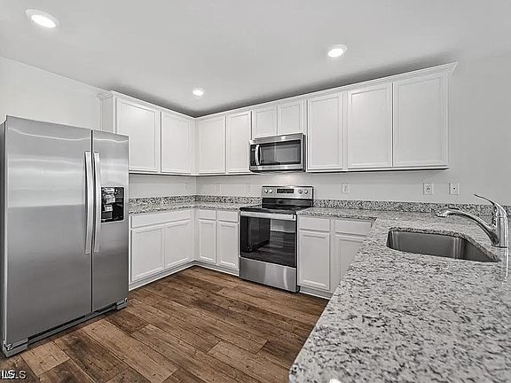 3rd image of 852 Franklin Ct