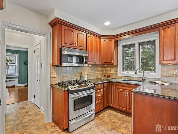 4th image of 80 Chestnut St