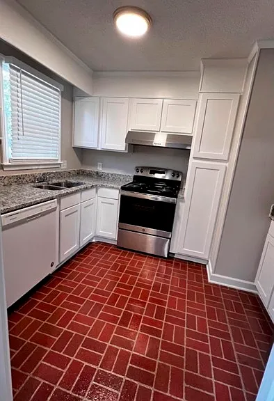 8938 University Dr — Photo 3