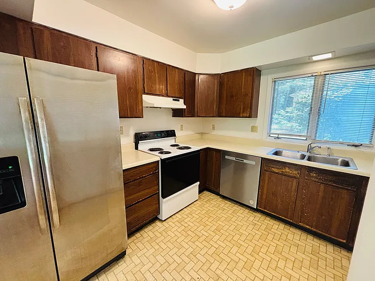 328 Shenandoah Cir — Photo 2
