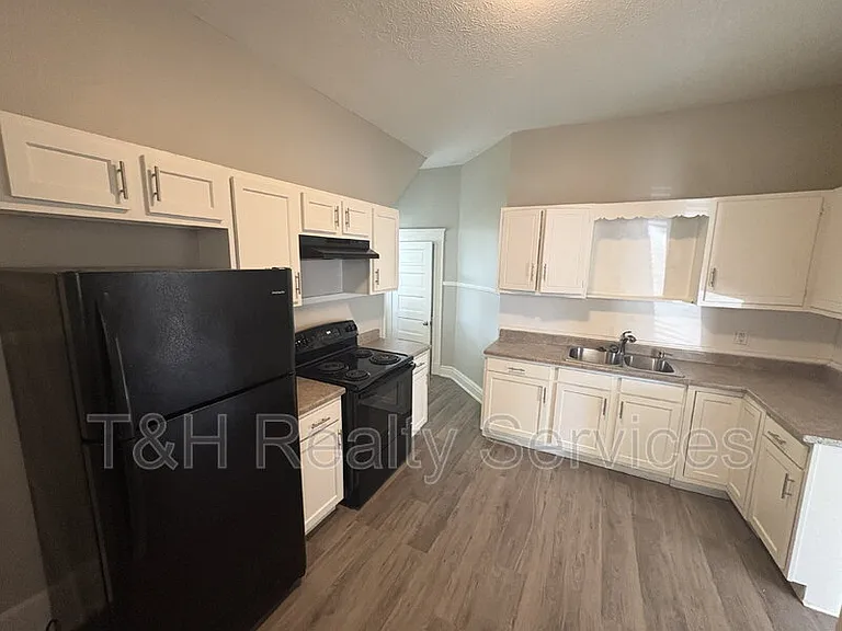 413 W Franklin St — Photo 6