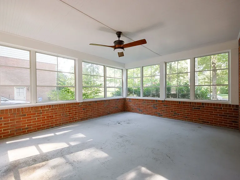 2401 Scarsborough Dr — Photo 24
