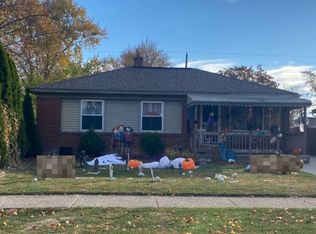 29351 Red Cedar Dr, Flat Rock, MI 48134