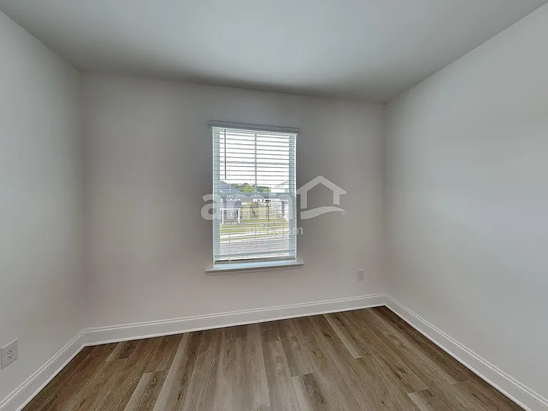 1135 Livengood Way — Photo 16