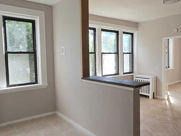 31 Park Ave W — Photo 3