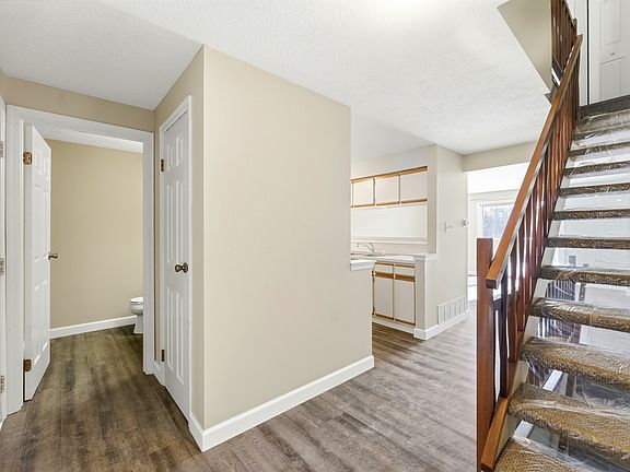 4th image of 217 Clearbrook Ct