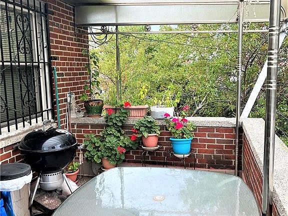 3rd image of 1020 Lydig Ave