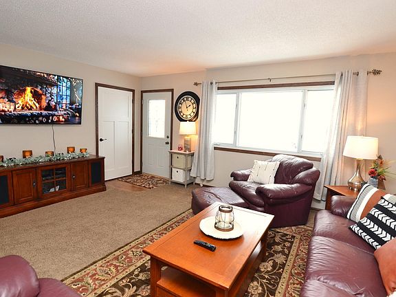 3rd image of 803 Hillcrest Dr