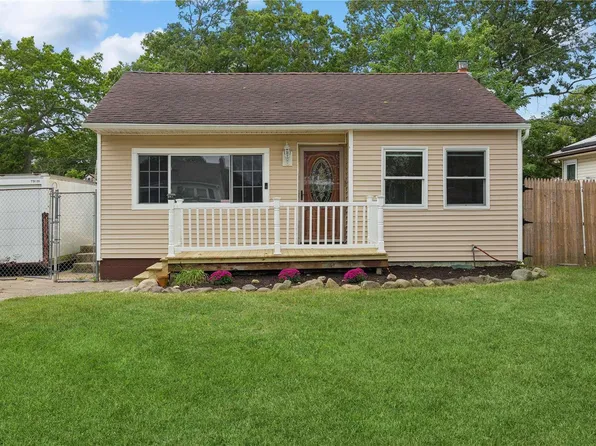 66 John Drive, Farmingville, NY 11738