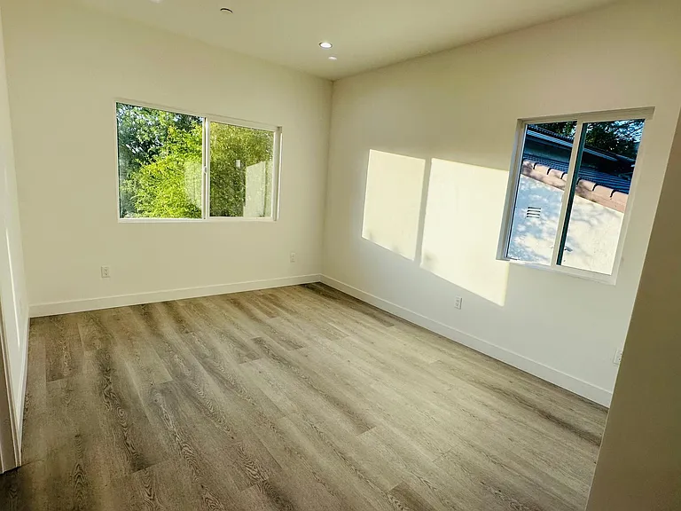 22823 Crespi St — Photo 10