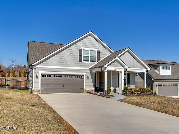 2nd image of 403 Sycamore Pl