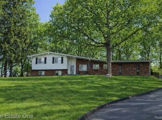 2757 Limerick Ln, Troy, MI 48098