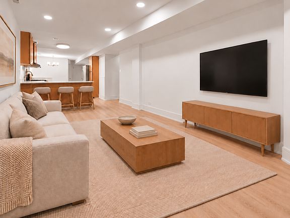 5th image of 708 W Buckingham Pl #G