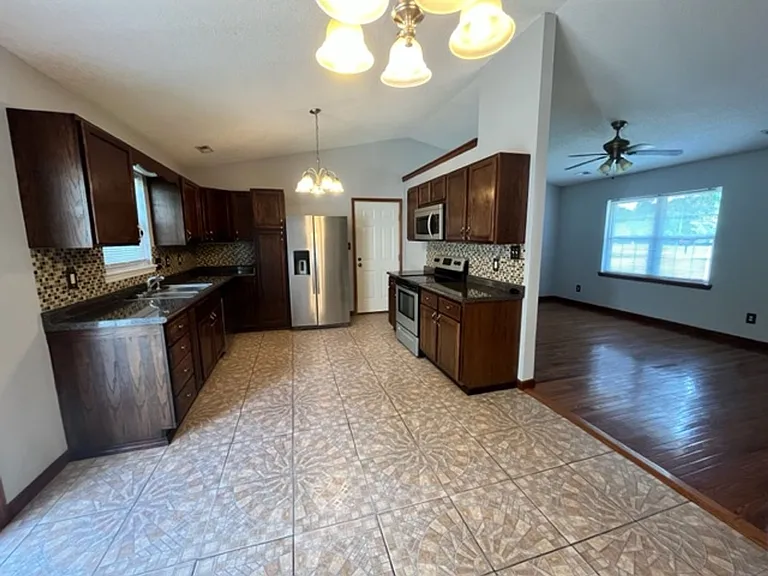 212 Winterberry Ct — Photo 5